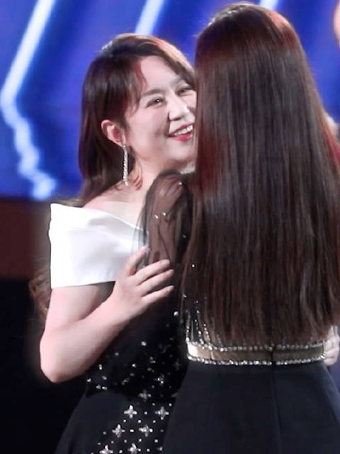 在第十五届闭幕式现场,@演员马丽 与@林志玲 惊喜重逢