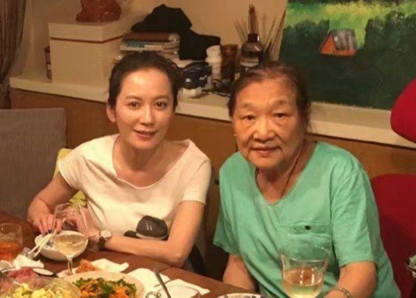 四岁随父流浪生涯，一生培养出众多明星，半个娱乐圈都来她家蹭饭