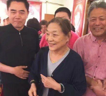 四岁随父流浪生涯，一生培养出众多明星，半个娱乐圈都来她家蹭饭