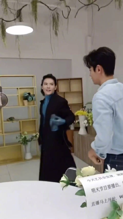 向佐唱海哭的声音秒懂纪凌尘，二人互动引爆笑