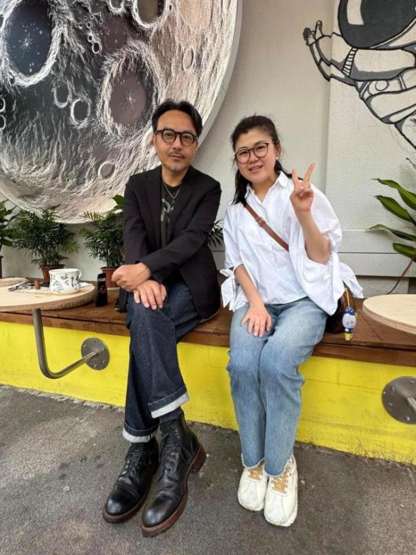 51岁汪涵在湖南，去一家咖啡店休息，打扮贵气，看起来苍老了好多 儒雅依旧，岁月痕迹明显