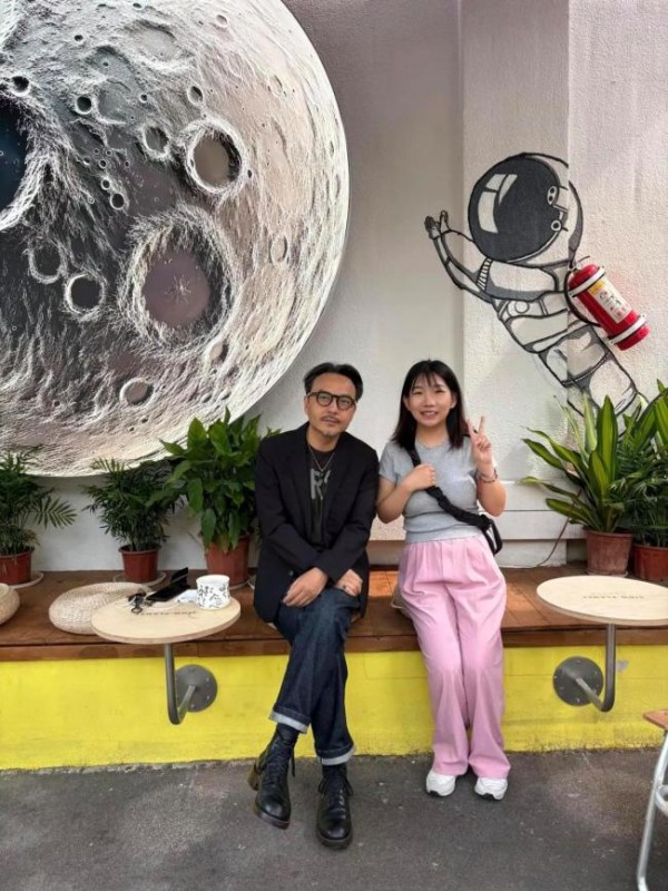 51岁汪涵在湖南，去一家咖啡店休息，打扮贵气，看起来苍老了好多 儒雅依旧，岁月痕迹明显