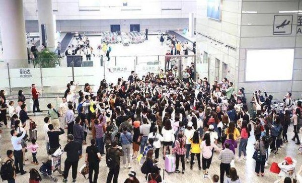 机场追星利益链曝光：高喊100，追跑喊200，哭晕倒300，这钱好赚