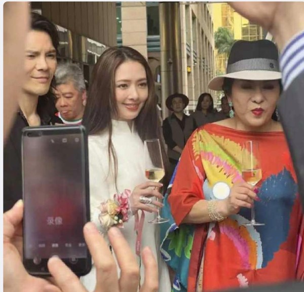 向太排面有多大？新店开业郭碧婷向佐到场，李连杰亲自来站台