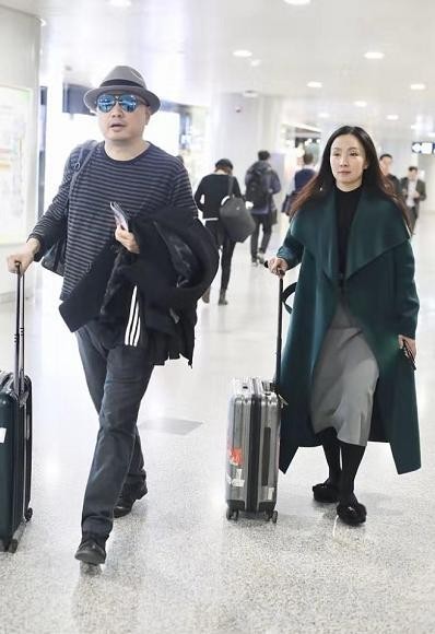 徐峥现身机场，陶虹鞋让身高少半截，两人完全是老夫老妻相处状态