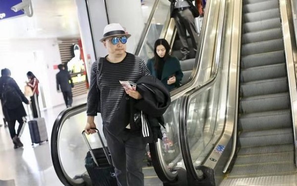 徐峥现身机场，陶虹鞋让身高少半截，两人完全是老夫老妻相处状态