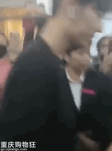 肖战遭私生摸手：公道说，私生之于明星，私生其实是明星的爱与怕