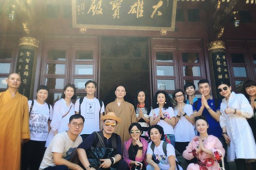 拜佛团一行在大雄宝殿前合影