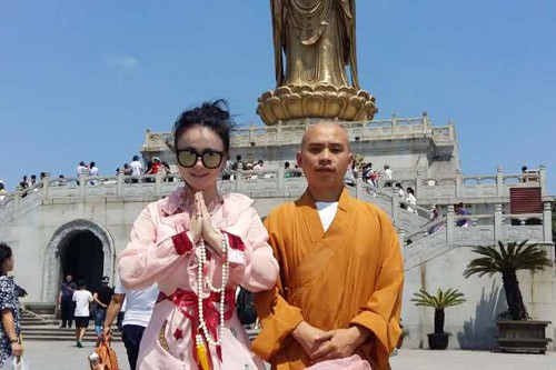 冉莹颖与法师合影留念