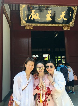 “花样姐妹”一行在天王殿前合影