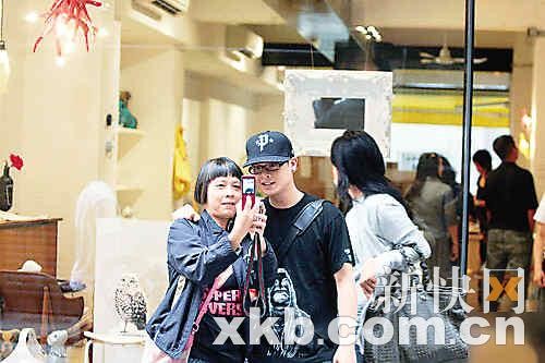 海啸凶猛明星照样花钱李玟侧田香港购物忙(图)