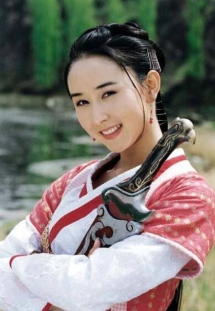 真正的豪门！胡静婆家豪宅似“皇宫”，婆婆烫发化妆贵妇气质满满