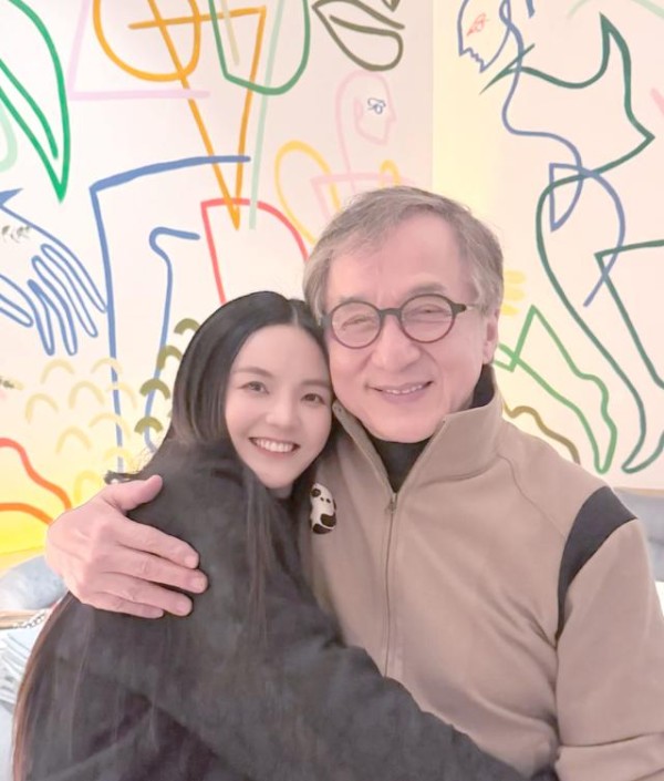 成龙71岁生日的低调与传承：师徒情谊的深度探讨