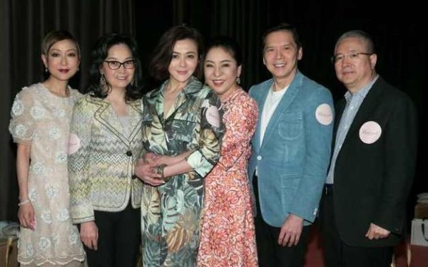 终于明白为何女星都不愿和陈岚合影, 连关之琳巩俐都没占优势