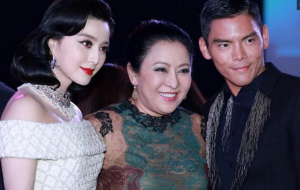 终于明白为何女星都不愿和陈岚合影, 连关之琳巩俐都没占优势