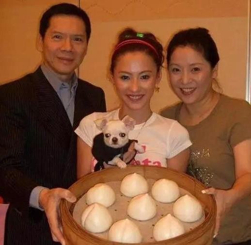 终于明白为何女星都不愿和陈岚合影, 连关之琳巩俐都没占优势
