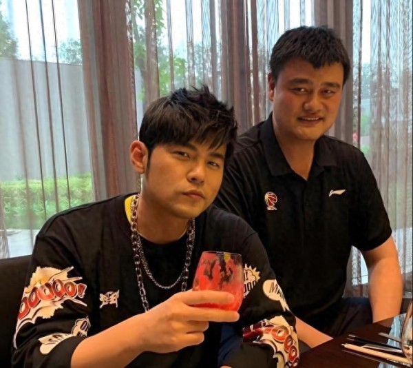 明星为合影各显神通！徐峥成反面教材