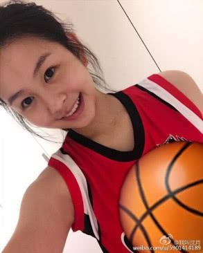 邱淑贞3个女儿颜值皆不输妈妈，称不堪狗仔骚扰，反感娱乐圈