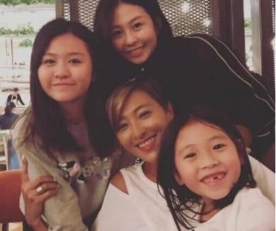 邱淑贞3个女儿颜值皆不输妈妈，称不堪狗仔骚扰，反感娱乐圈