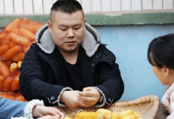 明星回老家后的样子,赵又廷和高圆圆接地气,唯独他被人扔砖头