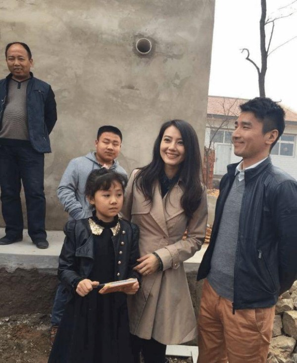 明星回老家后的样子,赵又廷和高圆圆接地气,唯独他被人扔砖头
