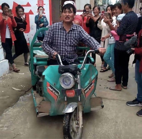 明星回老家后的样子,赵又廷和高圆圆接地气,唯独他被人扔砖头