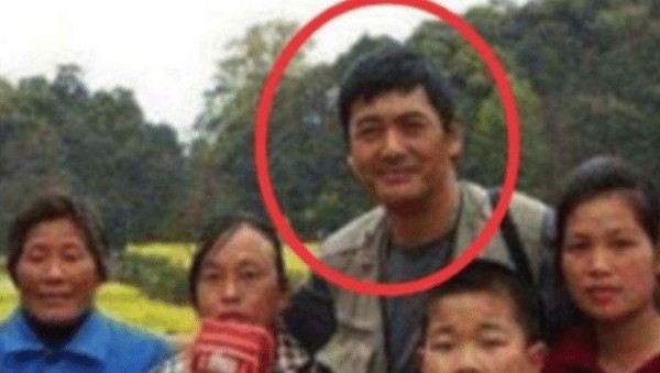 明星回老家后的样子,赵又廷和高圆圆接地气,唯独他被人扔砖头
