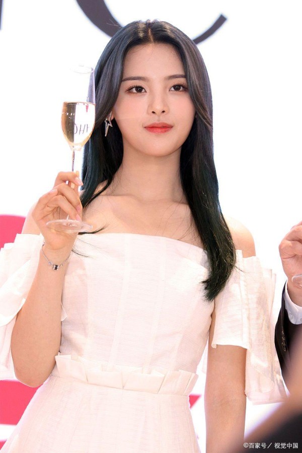 女明星杨超越回老家吃席，像极了缩在角落里的我