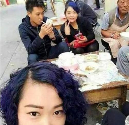 明星回家过年：靳东接地气，赵丽颖朴素，而她却被骂耍大牌