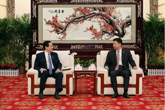 马英九访陆，提到避战谋和，拿法德和解做类比，称两岸应搁置争议