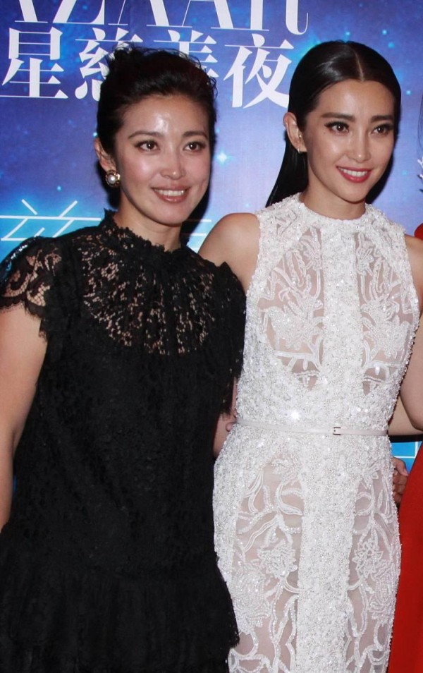 《揭秘姐妹花年龄差距：李雪究竟比李冰冰小几岁？》