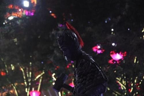 “石头人”放声大笑走红网络 生活不易亦需释放压力