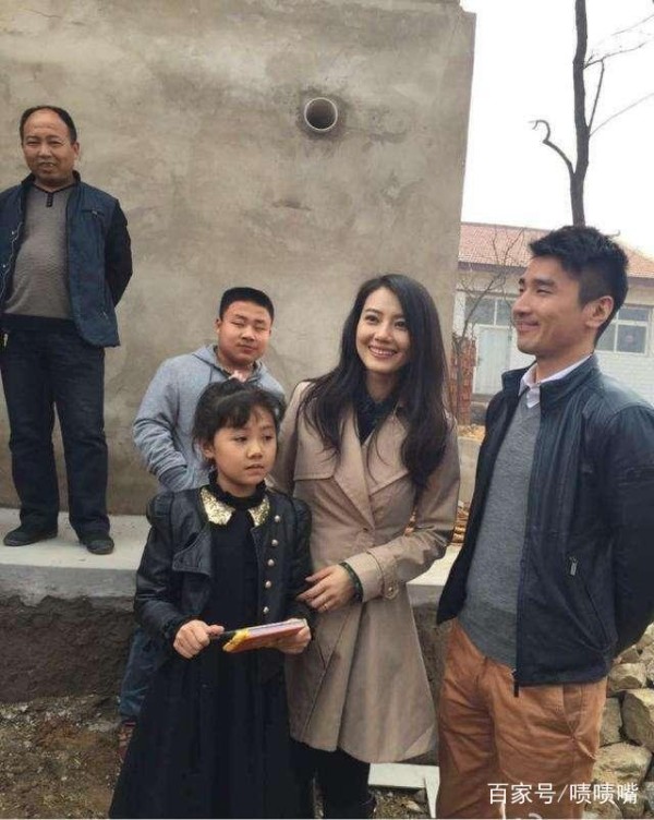 去掉大牌明星光环，回农村的明星接地气，也就跟隔壁家的差不多