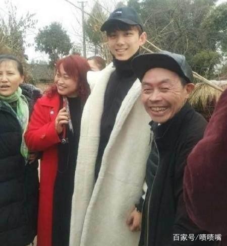 去掉大牌明星光环，回农村的明星接地气，也就跟隔壁家的差不多