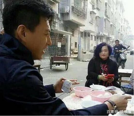 去掉大牌明星光环，回农村的明星接地气，也就跟隔壁家的差不多