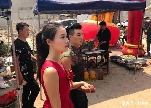 去掉大牌明星光环，回农村的明星接地气，也就跟隔壁家的差不多