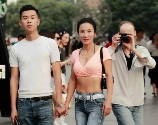 初看像情侣，原来是母子，这些逆天的女星你知道几个？