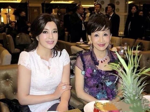 初看像情侣，原来是母子，这些逆天的女星你知道几个？