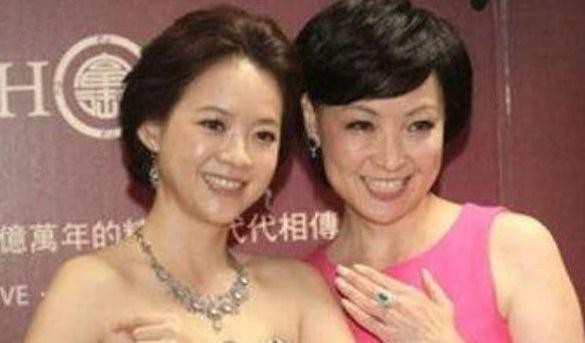 5对母女明星，看到最后一对，网友：这不是母女是姐妹吧！