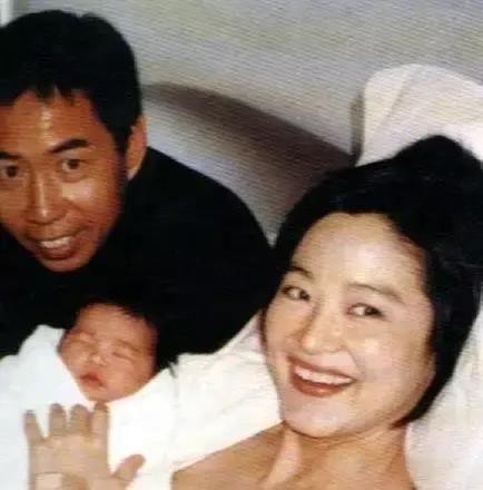 看章子怡和金巧巧合照时的“谦卑”样，就懂女明星为啥都想嫁豪门