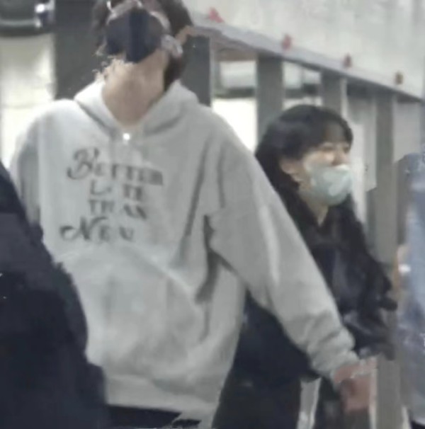 王敬轩沈月为好友庆生 拍到两人同框照好甜 