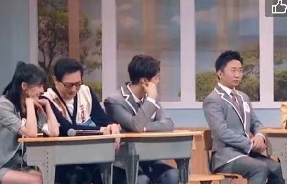 同样是和爸爸坐一起，关晓彤和郑爽姿势大不同！家教一目了然