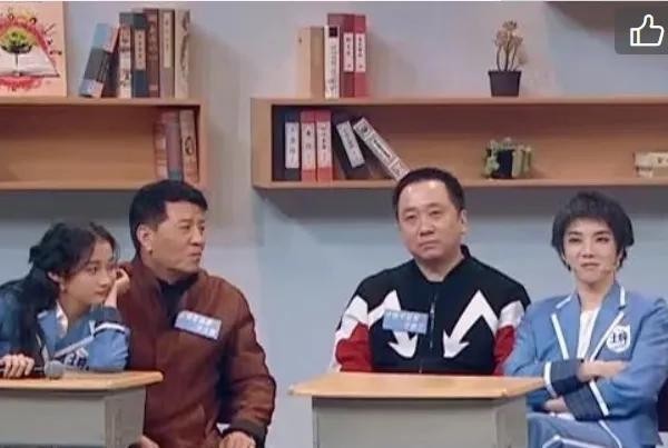 同样是和爸爸坐一起，关晓彤和郑爽姿势大不同！家教一目了然