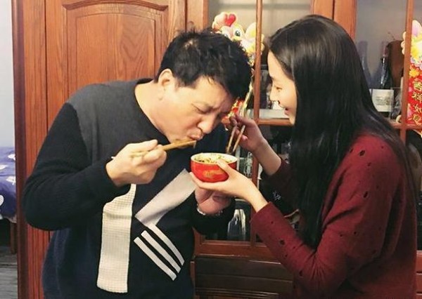 关晓彤和父亲感情也太好了吧！两人同吃一碗泡面
