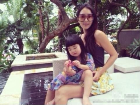 盘点长相随爸爸的明星女儿，被坑的最惨的竟是她！