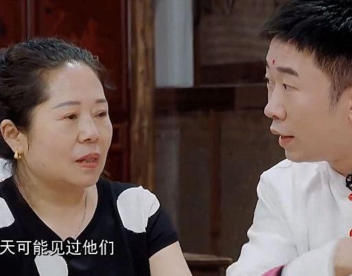 当明星和父母同框，关晓彤黏人，看到郑爽：关系不怎么样