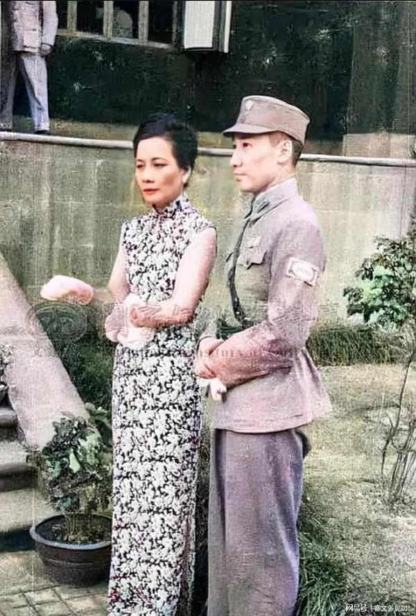 40年，宋美龄和蒋纬国的合影，看他俩的长相身姿，真像一对亲母子