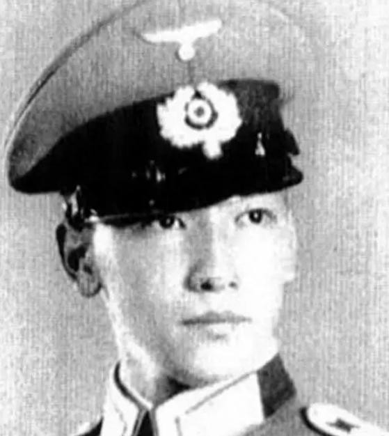 民国时期蒋纬国与已婚女人生子，随后逃往台湾，女人等了半个世纪