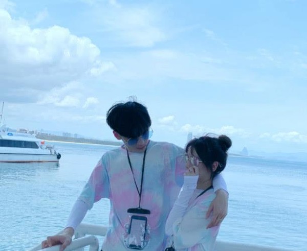 清宸夫妇感情决裂？看到他们两人的发文后，网友：都成“别人”了