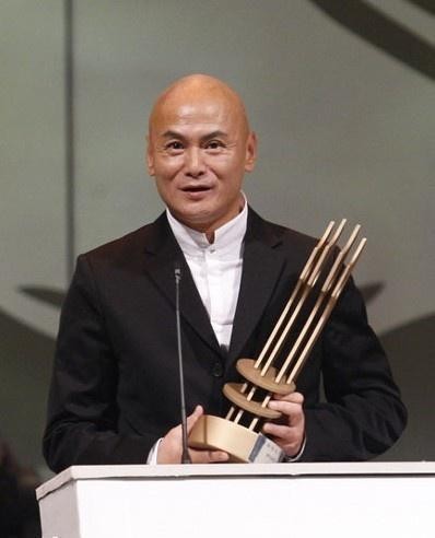 武打明星刘家辉：年轻时风光无限，63岁卧病在床遭妻子遗弃